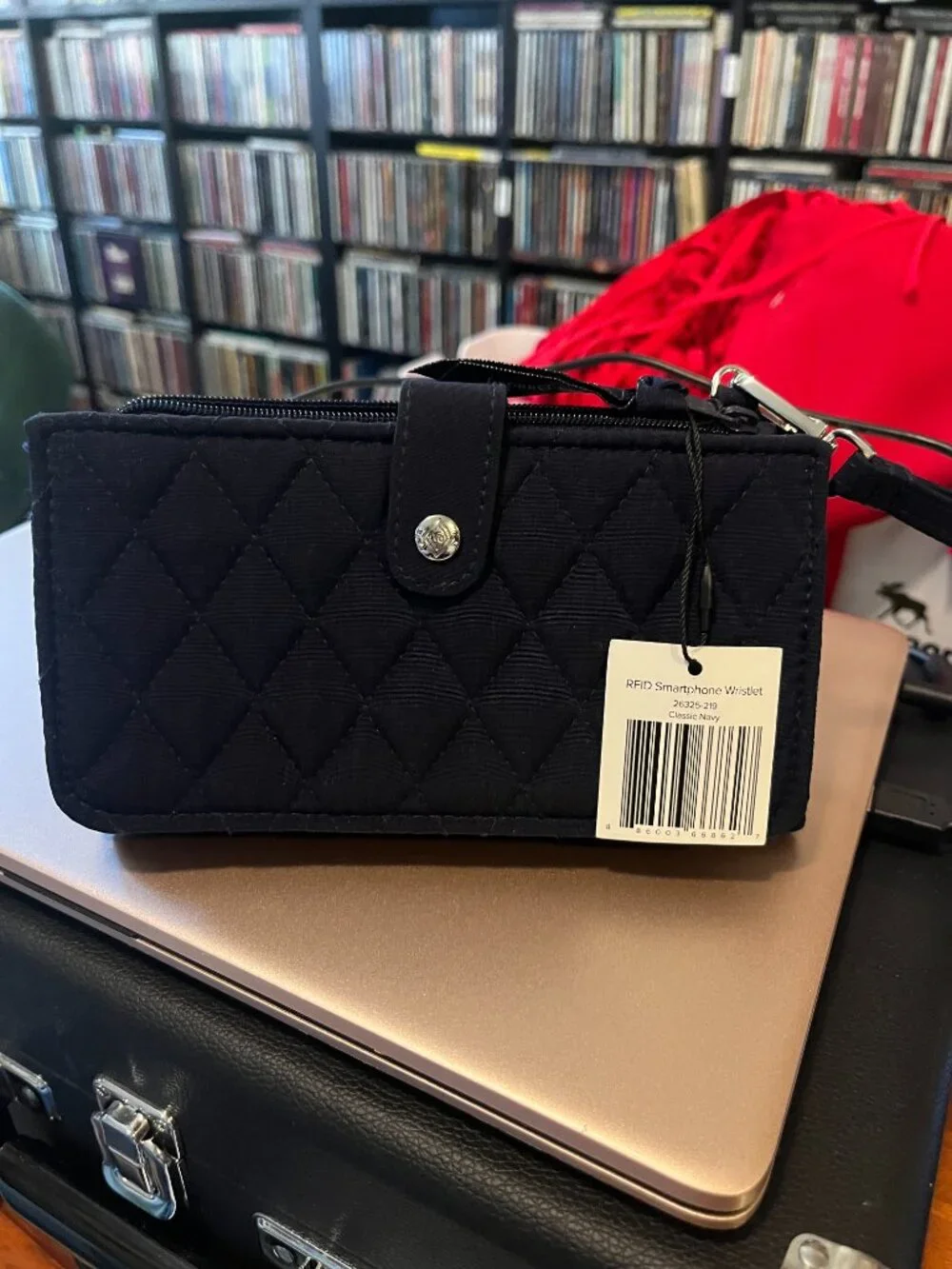 Vera Bradley RFID Smartphone Wristlet Wallet Classic Navy & Roses Quilted NWT - Picture 2 of 6